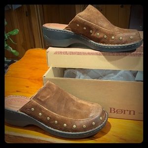 Born suede new clogs